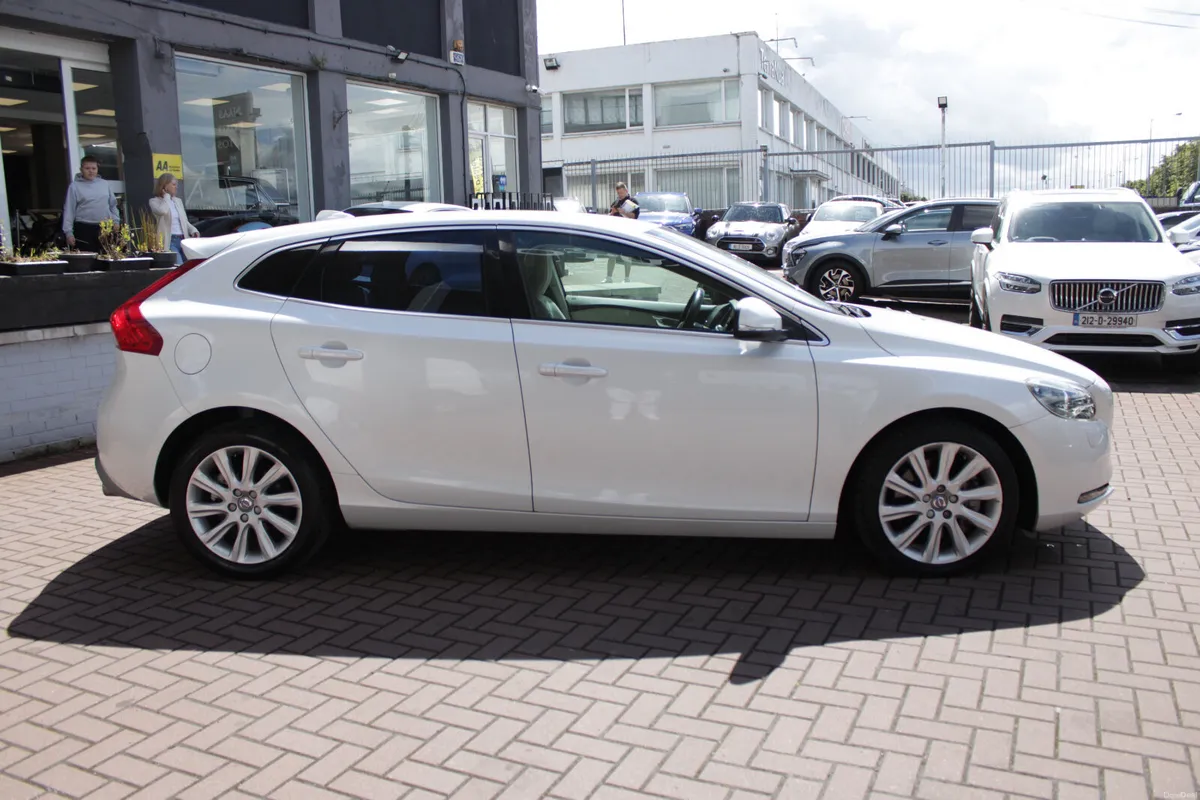 2016 VOLVO V40 T3 R-DESIGN 1.5 5DR AUTO ESTATE - Image 3