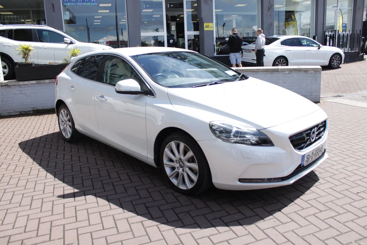 2016 VOLVO V40 T3 R-DESIGN 1.5 5DR AUTO ESTATE - Image 1