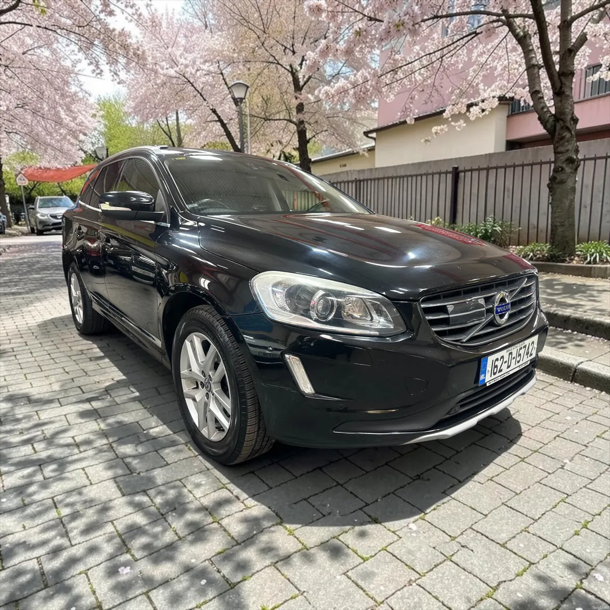 2016 Volvo XC60 D4 (190hp) FWD SE LUX - Image 3