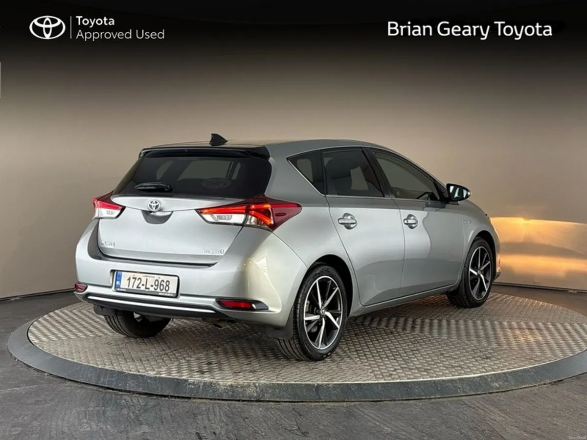Toyota Auris HYBRID LUNA SPORT - Image 2