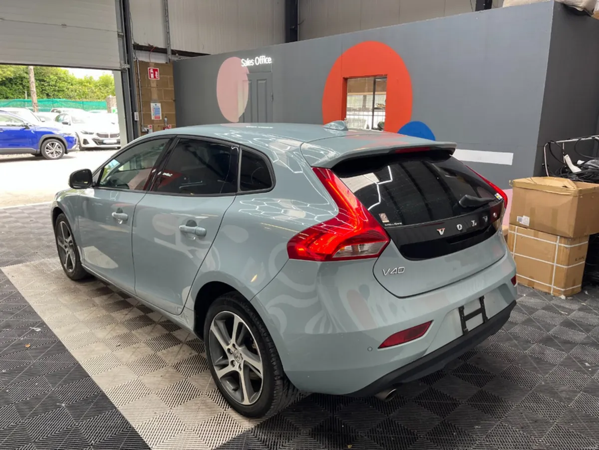 Volvo V40 2019 VOLVO V40 D4 MOMENTUM 2.0 AUTOMATIC - Image 4