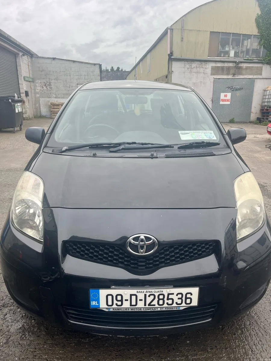 Toyota Yaris 2009 black - Image 1