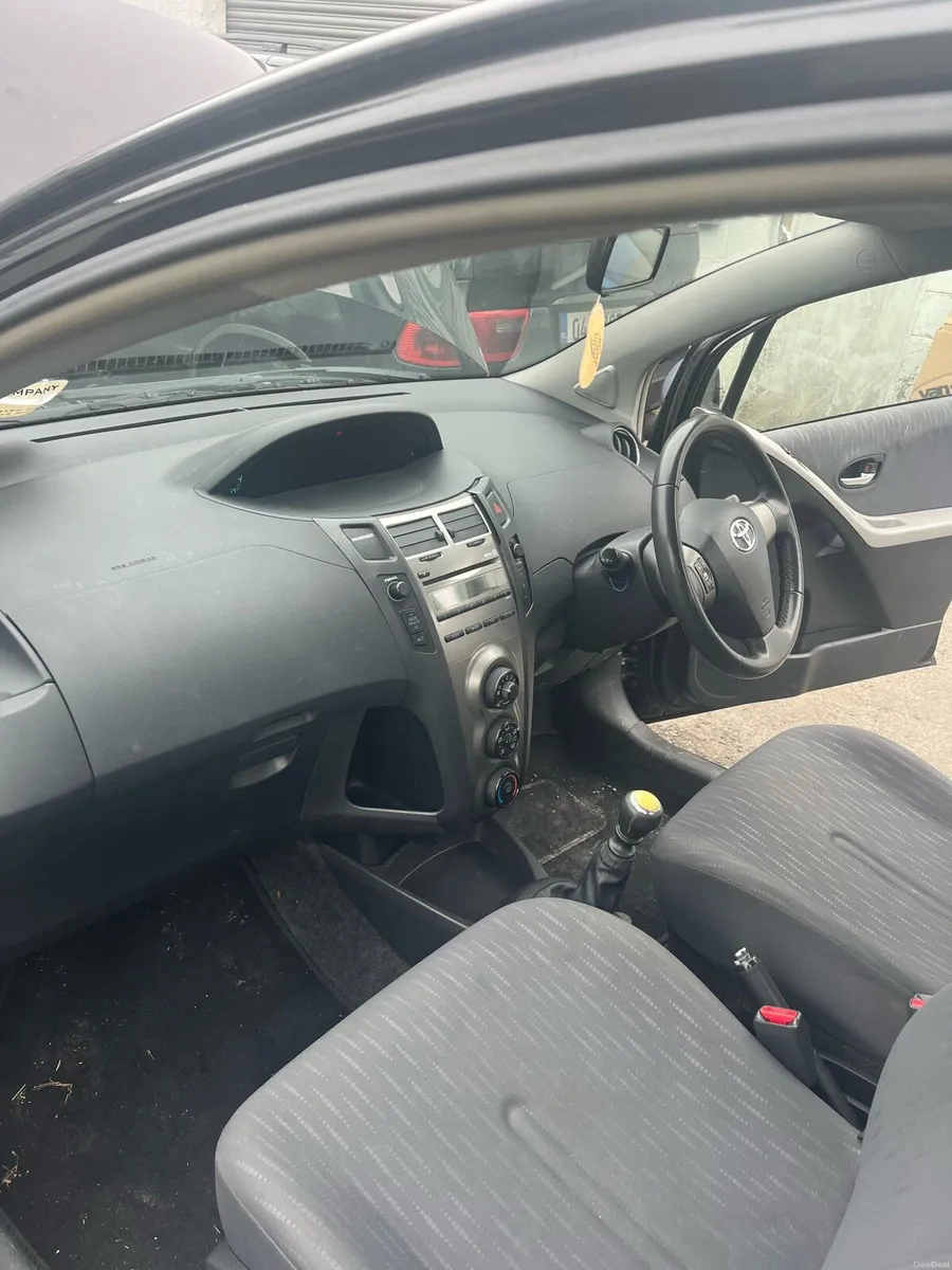 Toyota Yaris 2009 black - Image 2