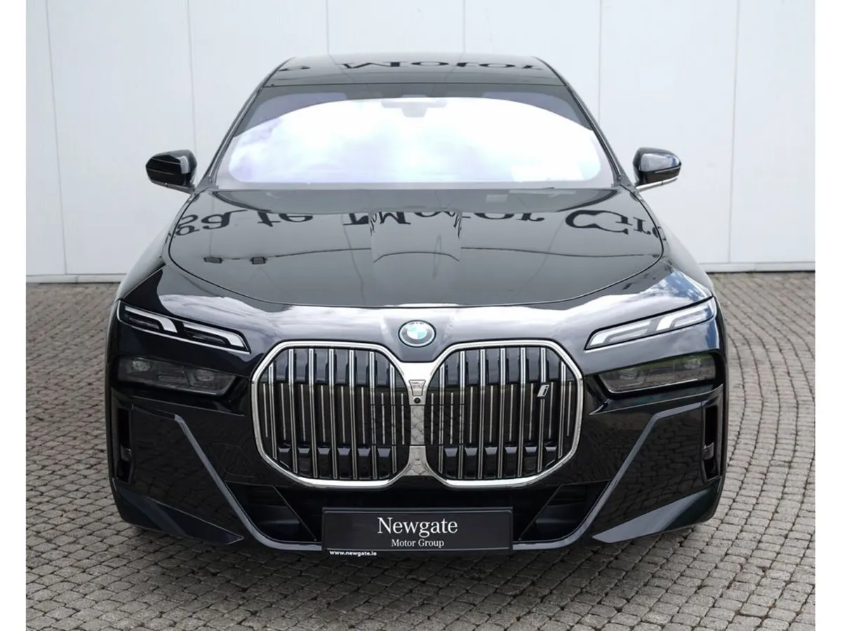 BMW i7 7AMJ 4DR - Image 3