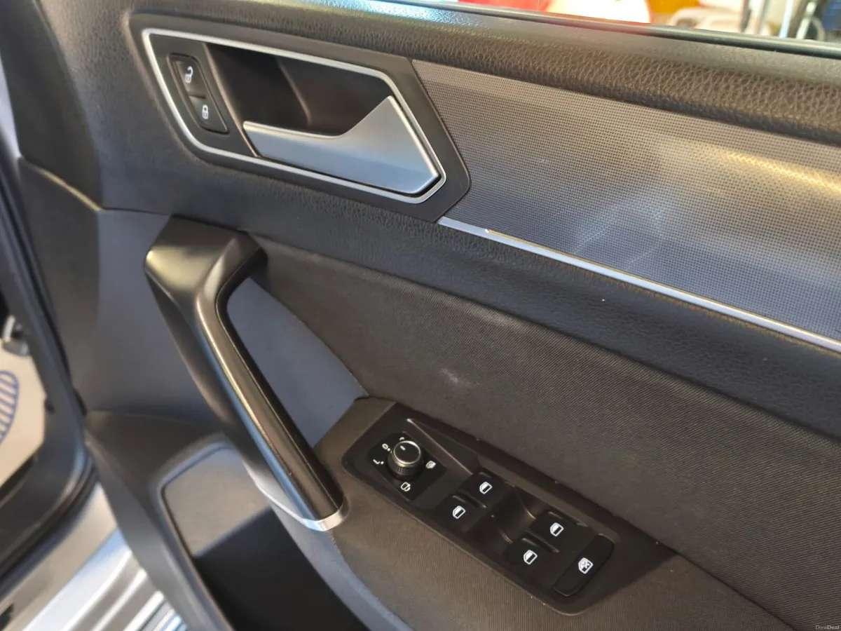 2017 Volkswagen Touran 2.0 DSG 7 Seat R-Line - Image 4