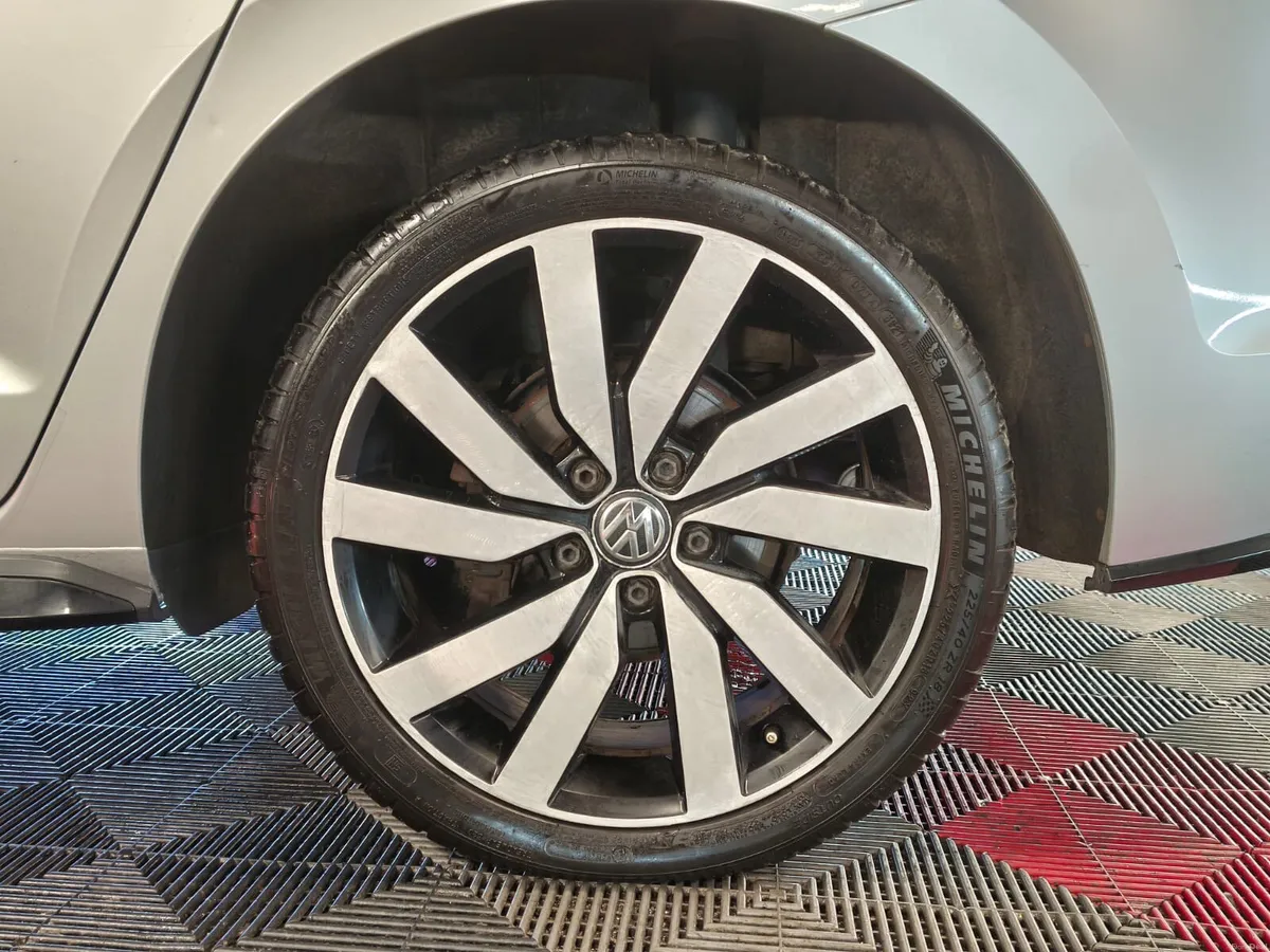 2017 Volkswagen Touran 2.0 DSG 7 Seat R-Line - Image 2