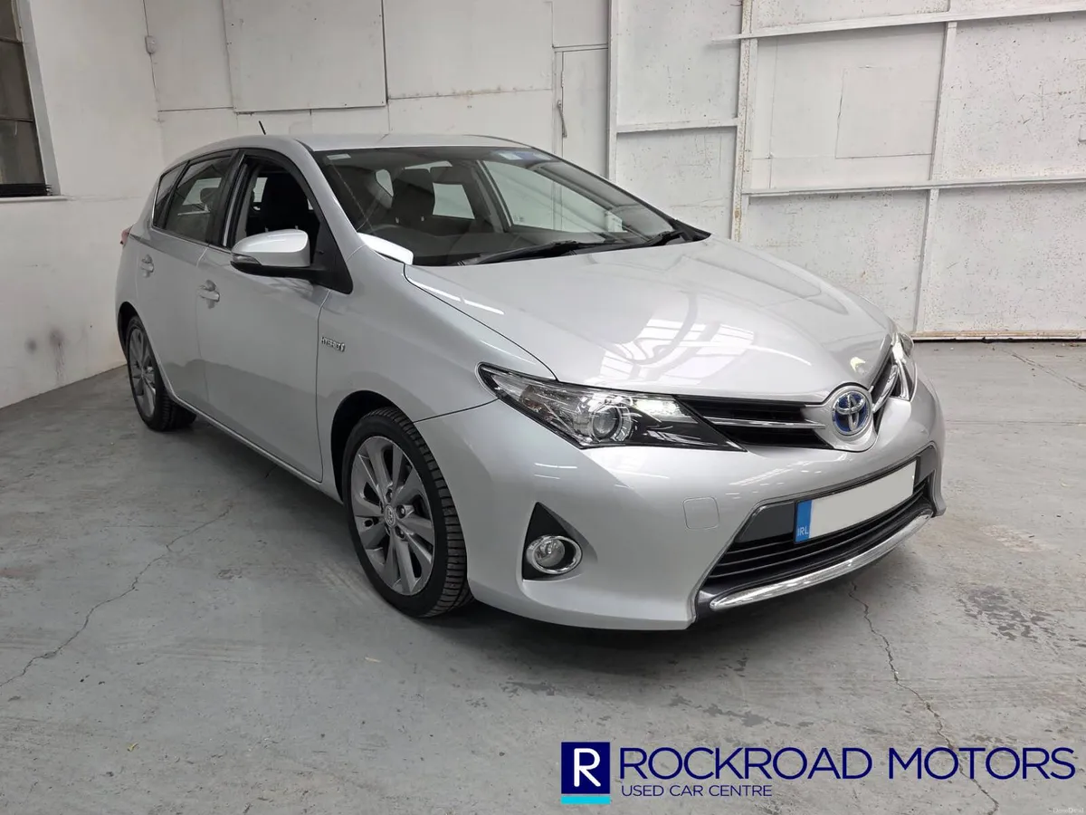 Toyota Auris Hybrid Luxury, 2014 - Image 1