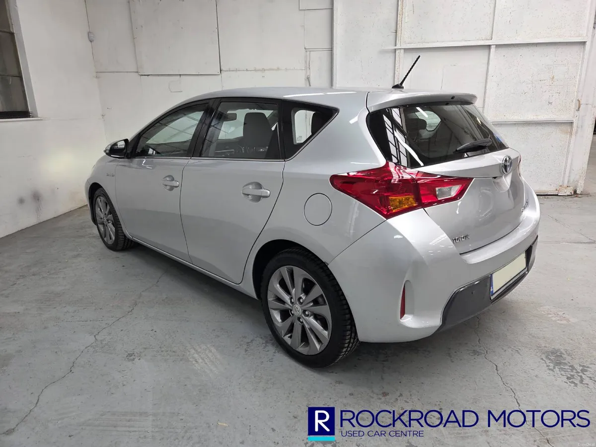 Toyota Auris Hybrid Luxury, 2014 - Image 2