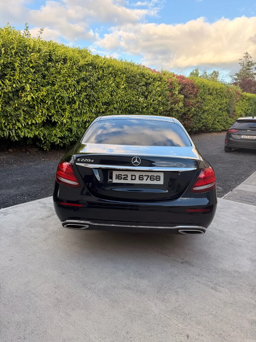 E220d Mercedes Benz - Image 3