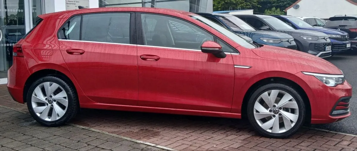 Volkswagen Golf Style 2.0 TDI 115HP **SAT NAV, APP - Image 2