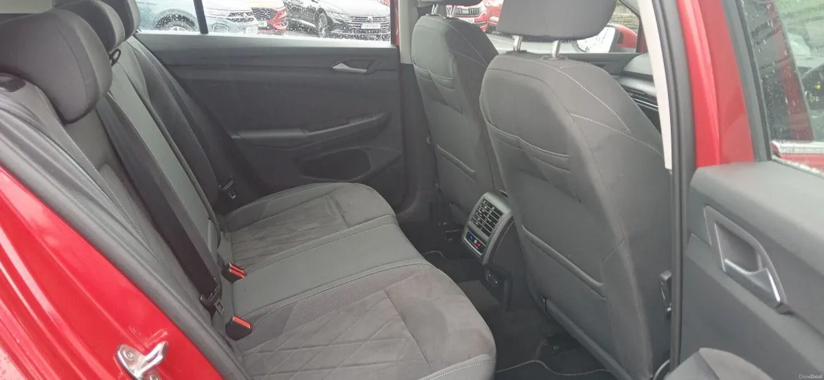 Volkswagen Golf Style 2.0 TDI 115HP **SAT NAV, APP - Image 6