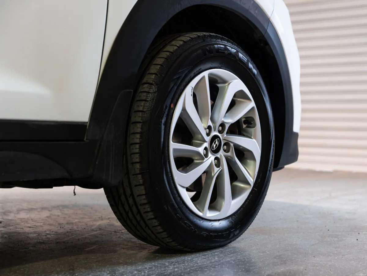 Hyundai Tucson EXECUTIVE 5DR - Image 2
