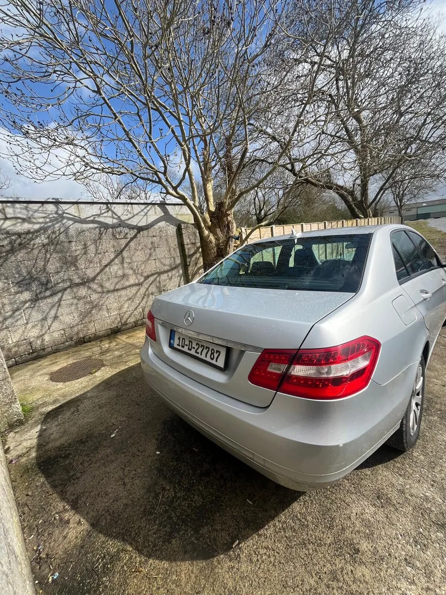 Mercedes E 200, automatic transmission, low mileag - Image 3