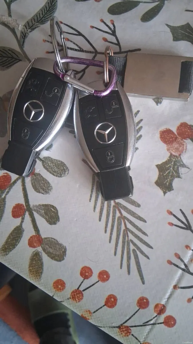 Mercedes E 200, automatic transmission, low mileag - Image 5