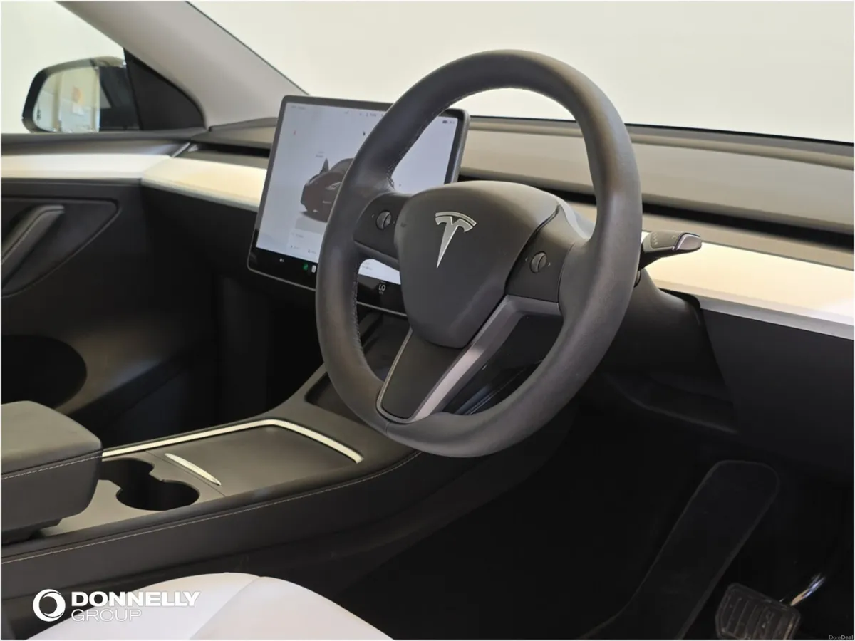 Tesla Model Y Hatchback - Image 4