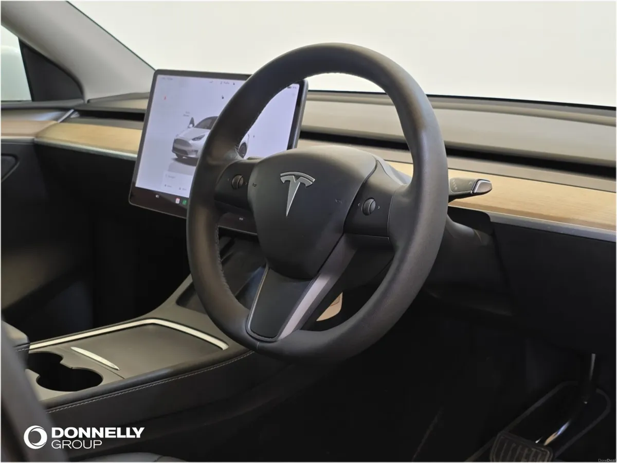 Tesla Model Y Hatchback - Image 4