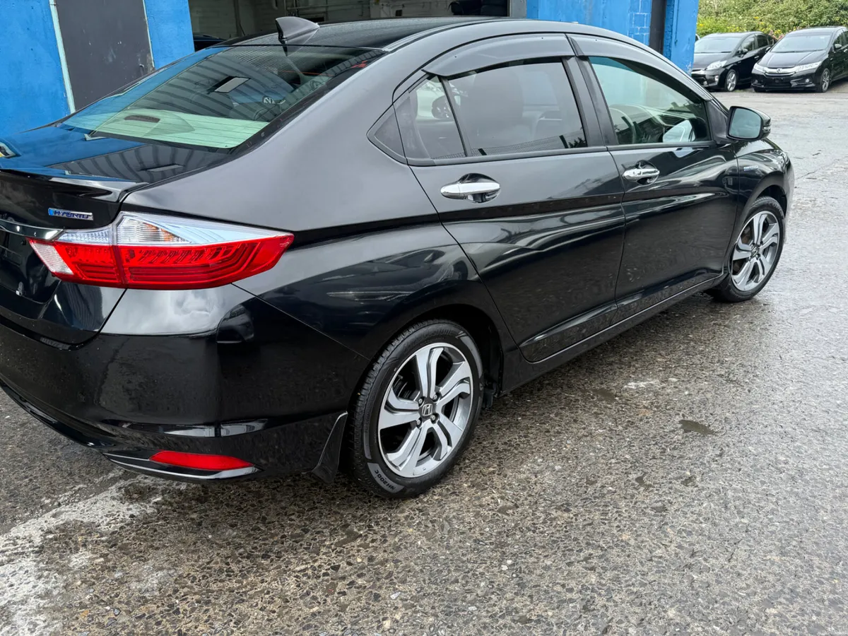 2015 Honda Grace Automatic Hyrbid - Image 3