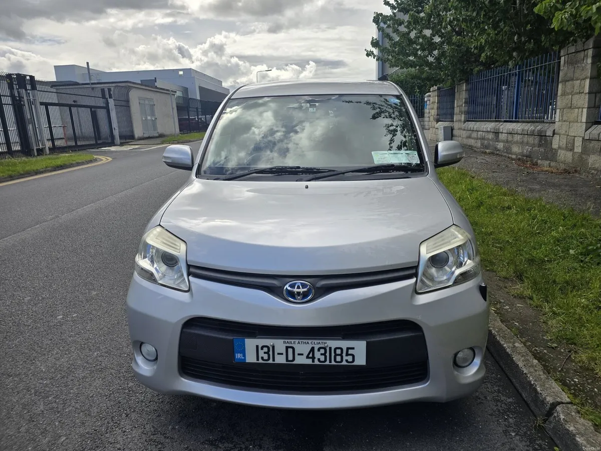 Low Mileage Automatic Toyota sienna 7 Seater 2013 - Image 1