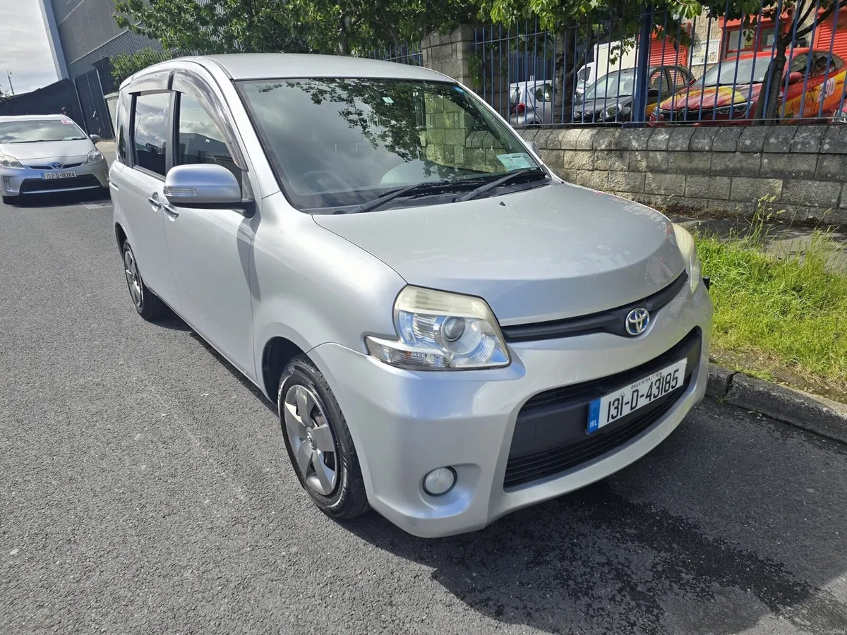 Low Mileage Automatic Toyota sienna 7 Seater 2013 - Image 3