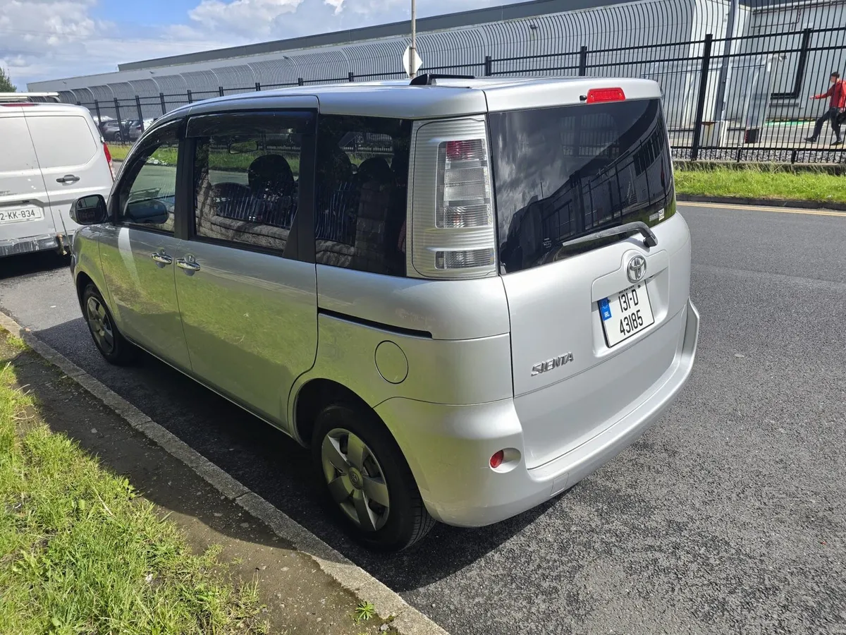 Low Mileage Automatic Toyota sienna 7 Seater 2013 - Image 4