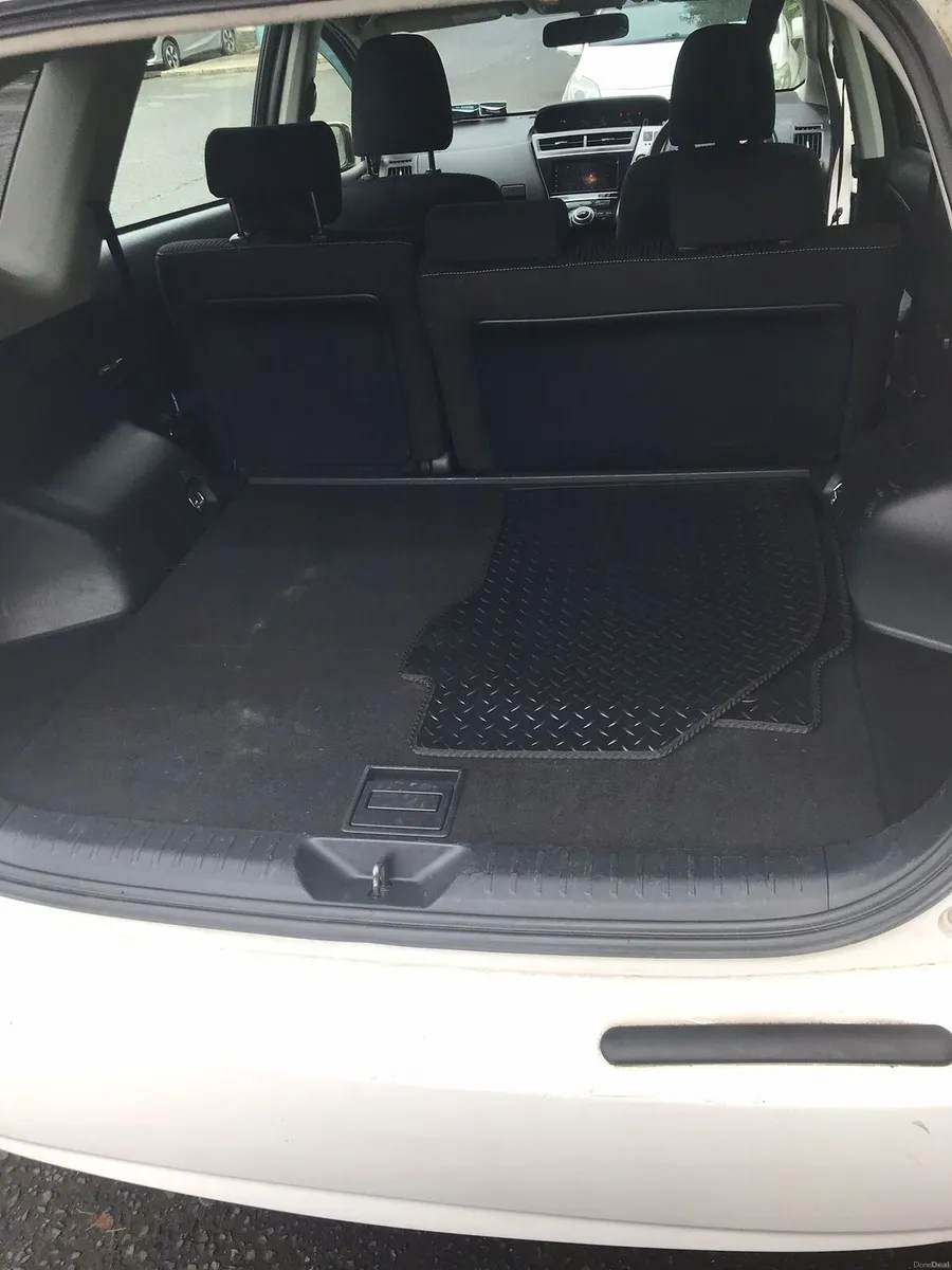 2016 Toyota Prius + - Image 3