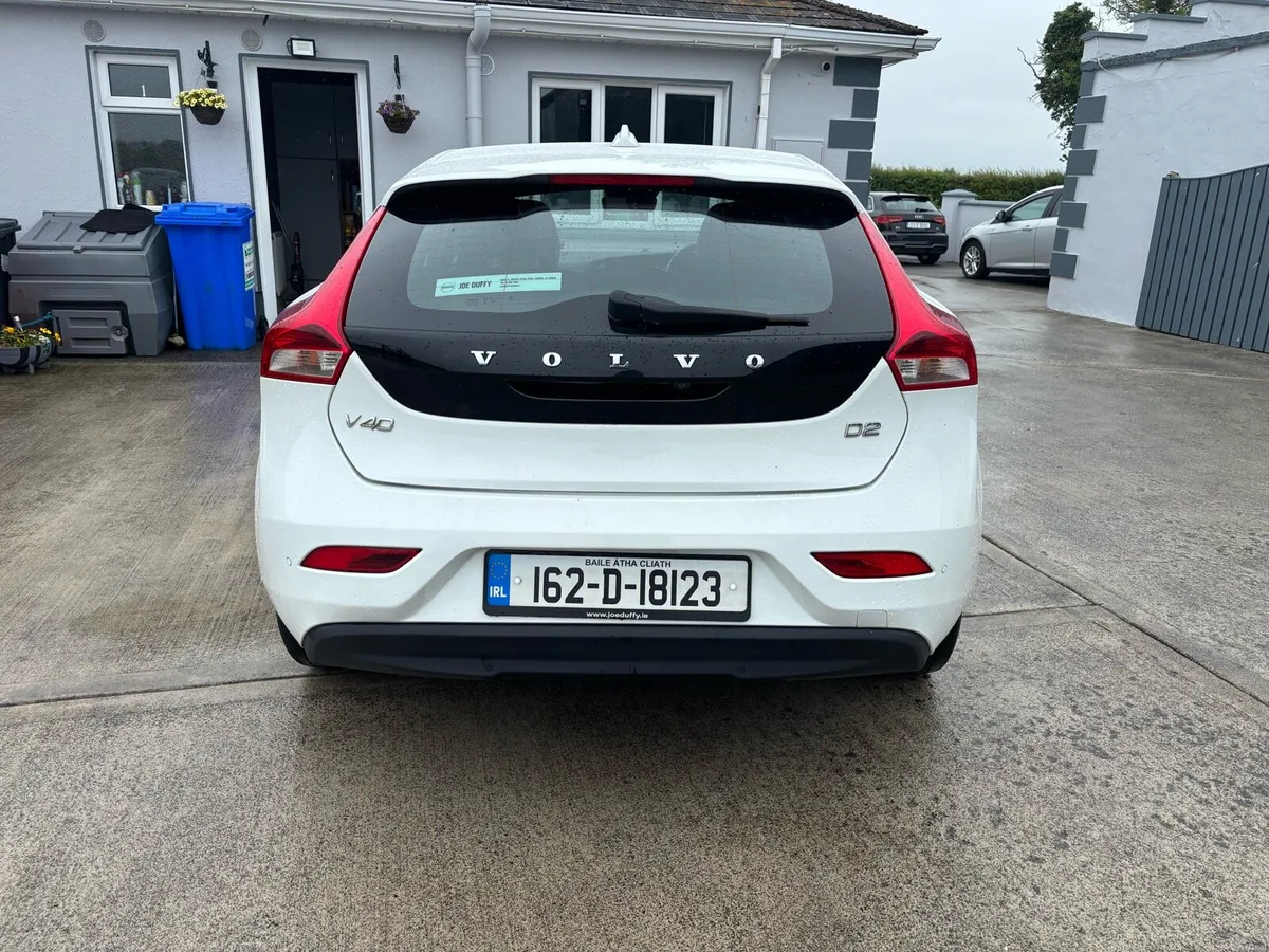 Volvo V40 2.0 D2 R-Design New NCT - Image 4