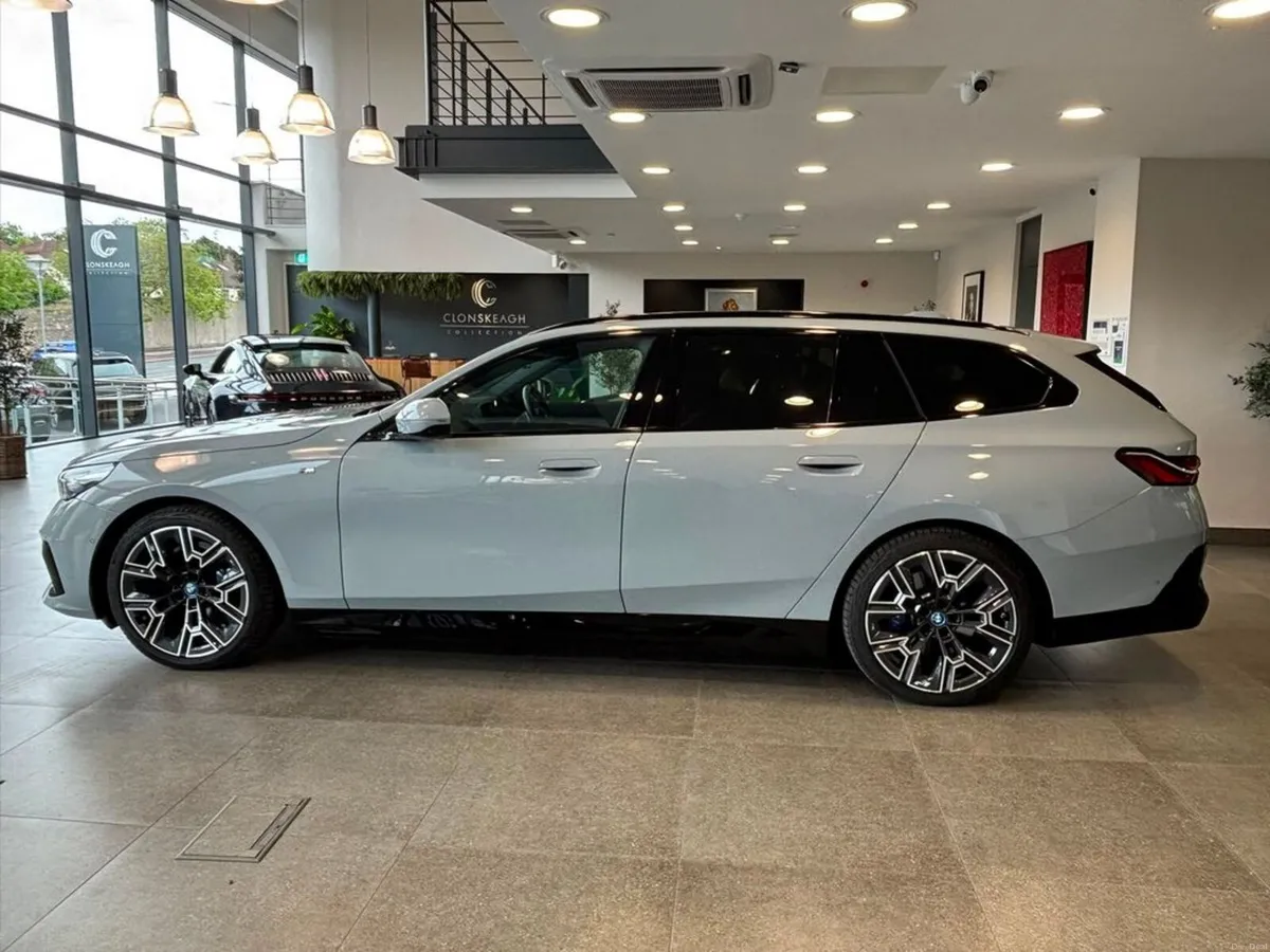 BMW i5 TOURING EDRIVE40 M SPORT **PAN ROOF & TECH - Image 4