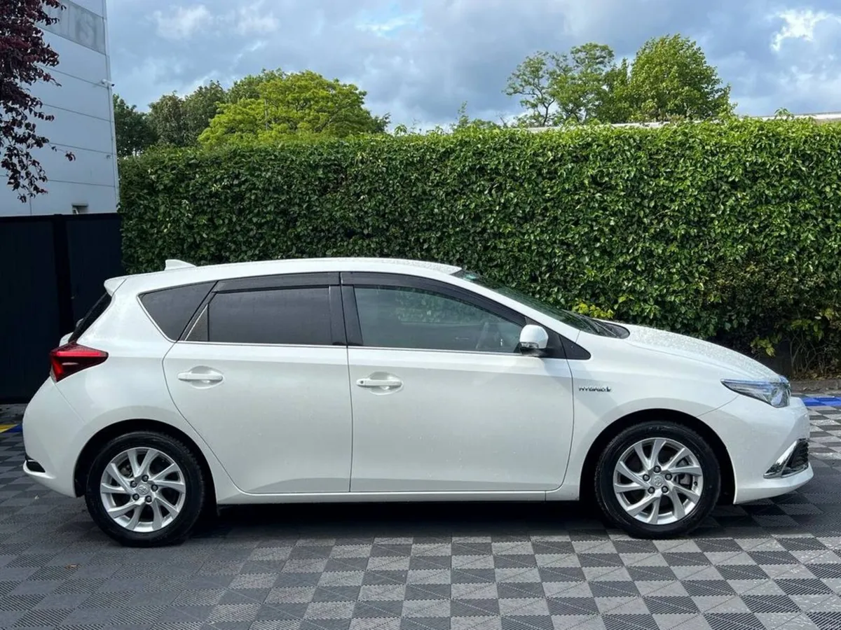 Toyota Auris 1.5 HYBRID AUTO // 16" ALLOYS // REVE - Image 2