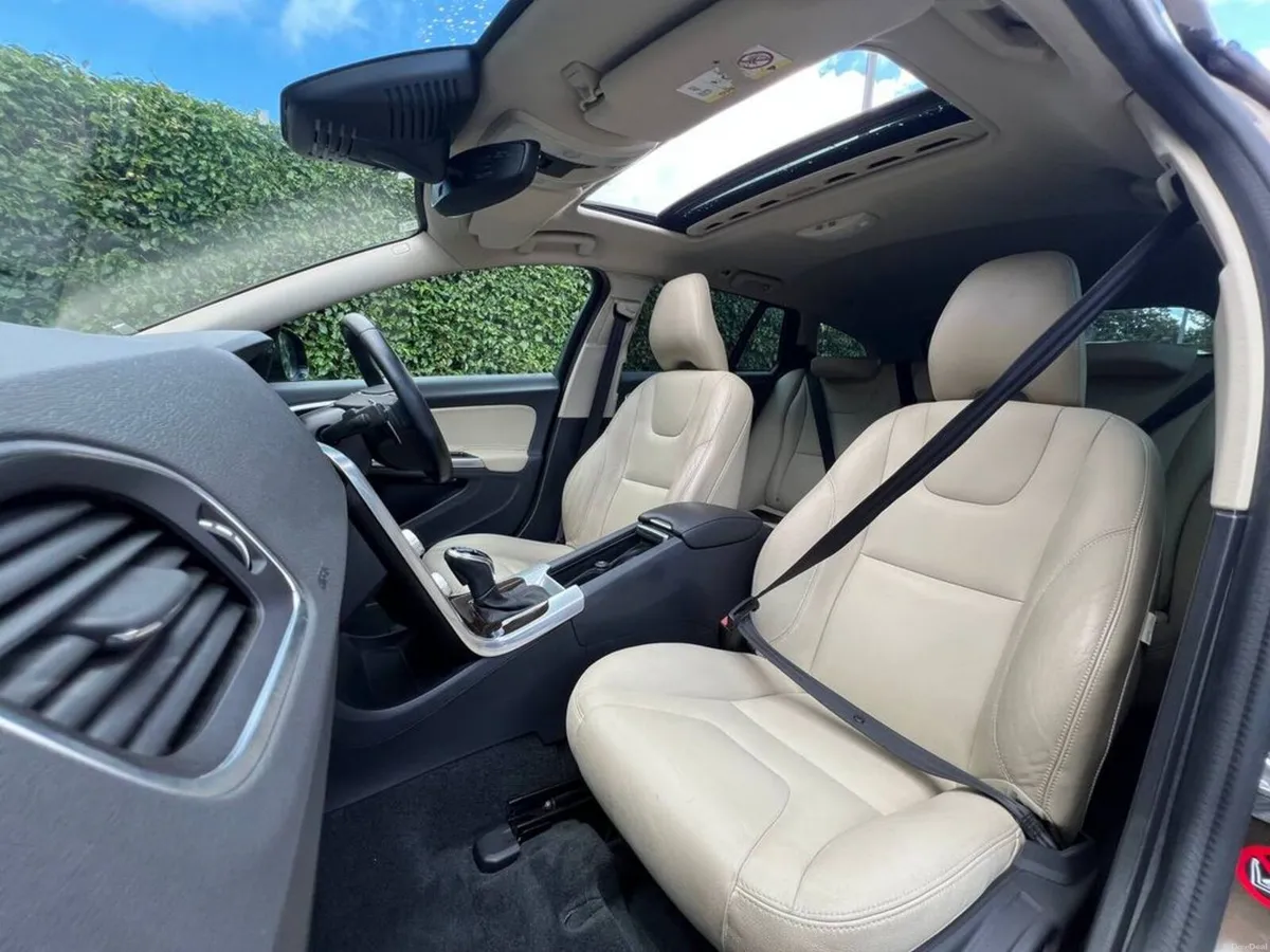 Volvo V60 CROSSCOUNTRY 2.0 D AUTO // FULL SERVICE - Image 2