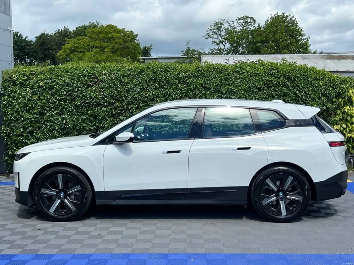 BMW iX SPORT XDRIVE40 76.6KWH ** HIGH SPEC ** // L - Image 3