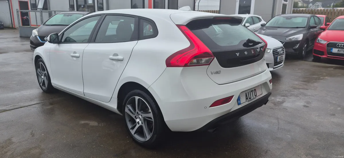 Volvo V40 automatic r-design 1.5t petrol low kms - Image 4