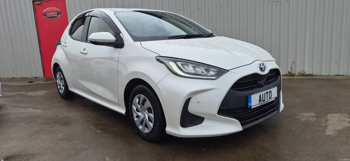 Toyota Yaris automatic hybrid/petrol 1.5hev low km - Image 3