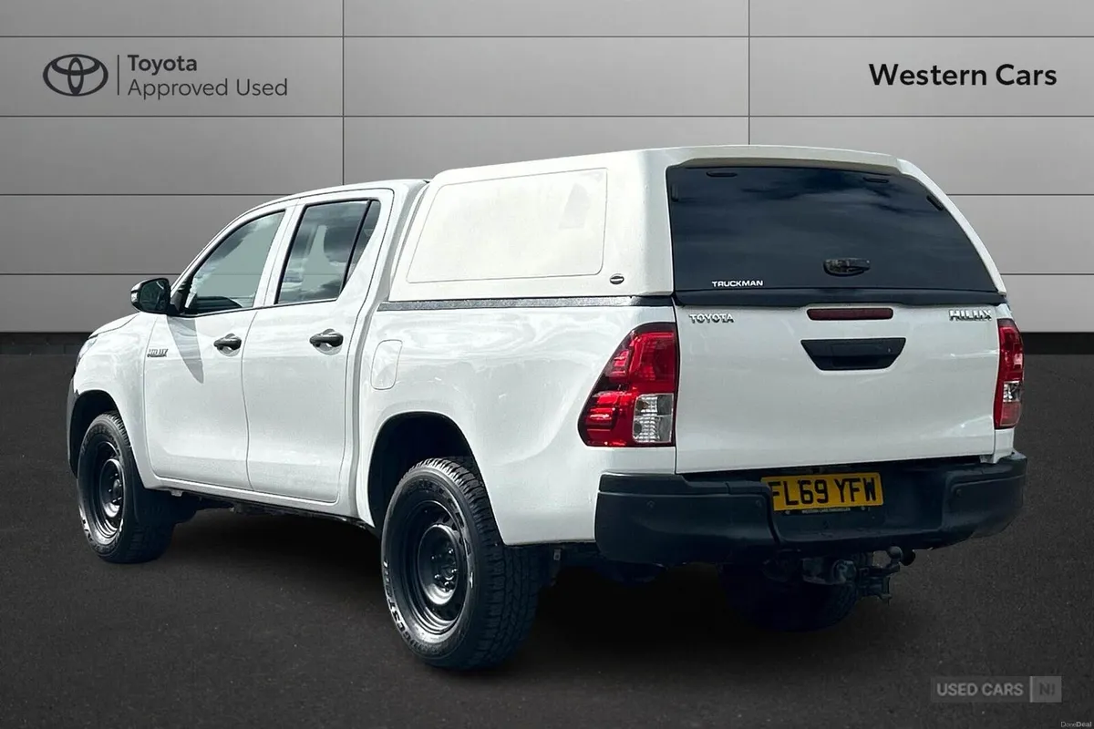 Toyota Hilux 2.4 D-4D Active 4WD Euro 6 4dr (3.5t) - Image 4