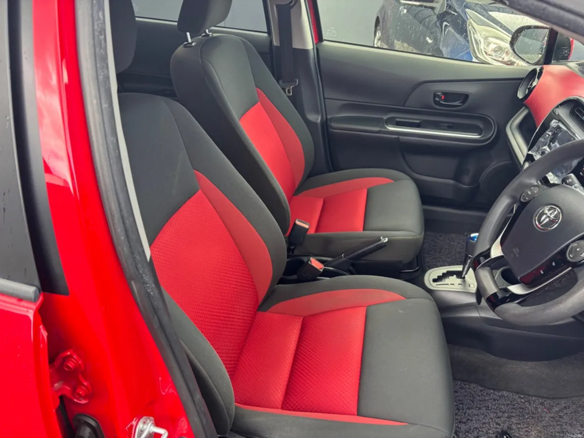 Toyota Aqua HYBRID - Image 6
