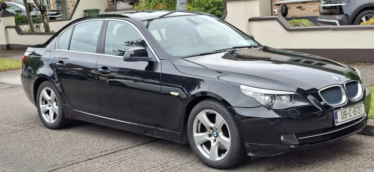 BMW 5-Series 2009 - Image 1
