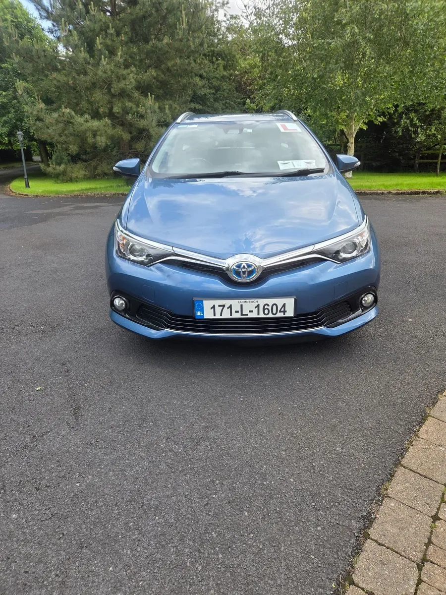 Toyota Auris Hybrid Luna Touring Sport - Image 2