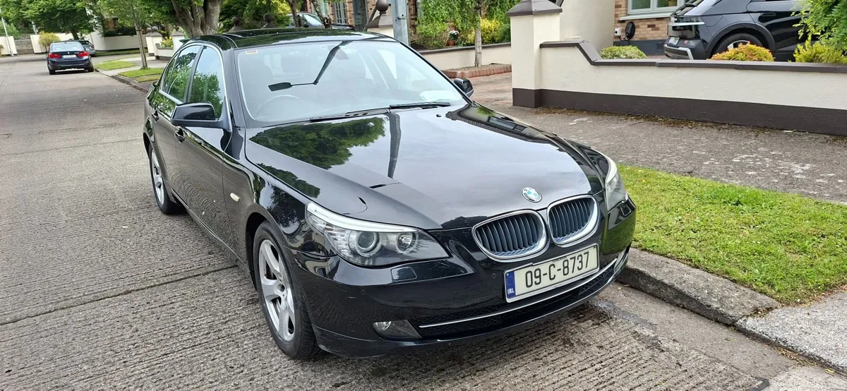BMW 5-Series 2009 - Image 2
