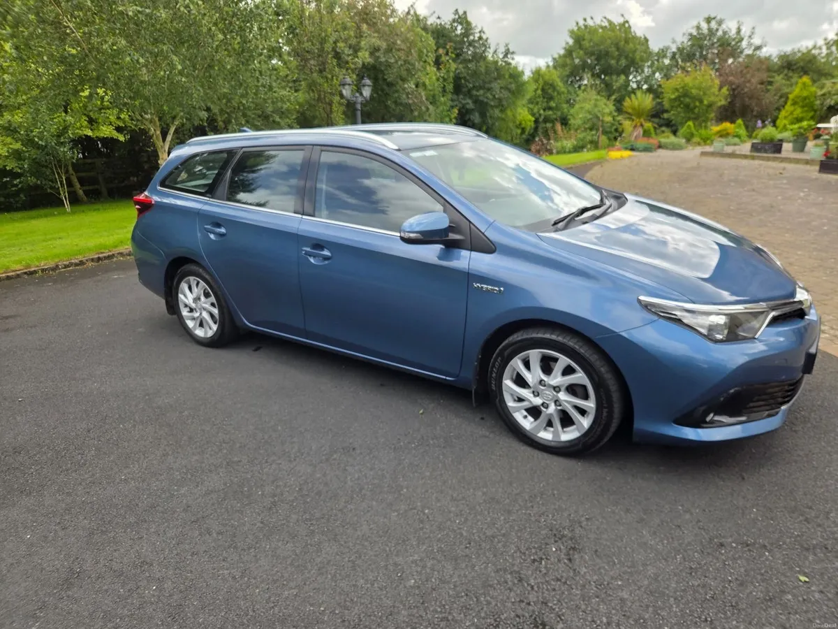 Toyota Auris Hybrid Luna Touring Sport - Image 1