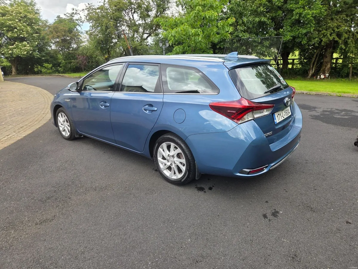 Toyota Auris Hybrid Luna Touring Sport - Image 3