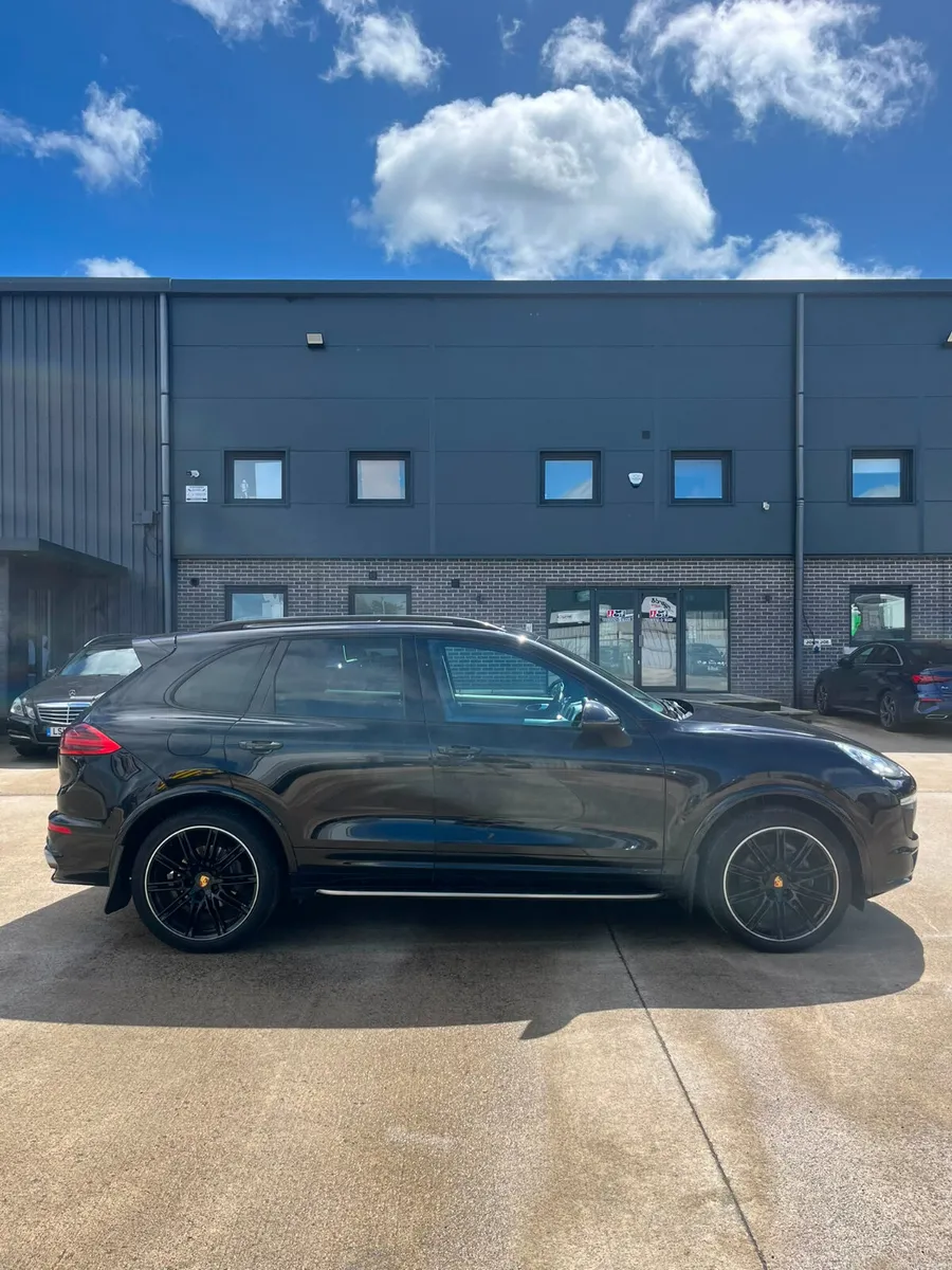 2016 Porsche Cayenne V6 Tiptronic S - Image 2