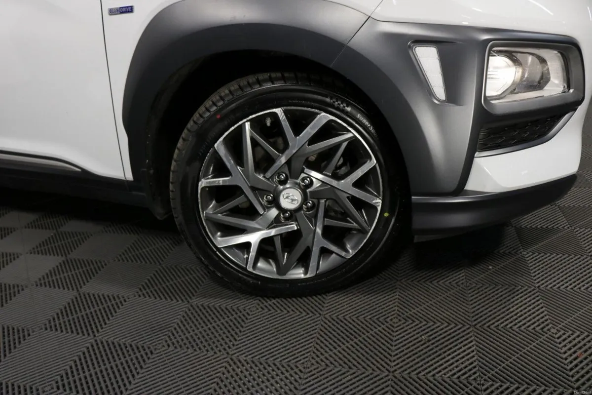 Hyundai KONA HYBRID EXECUTIVE 1.6L PETROL COMPACT - Image 3