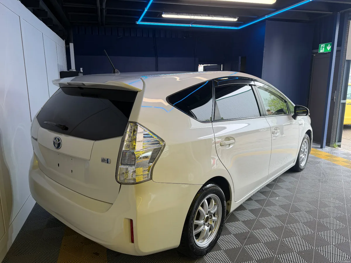 Toyota Prius Alpha Hybrid Low km - Image 4