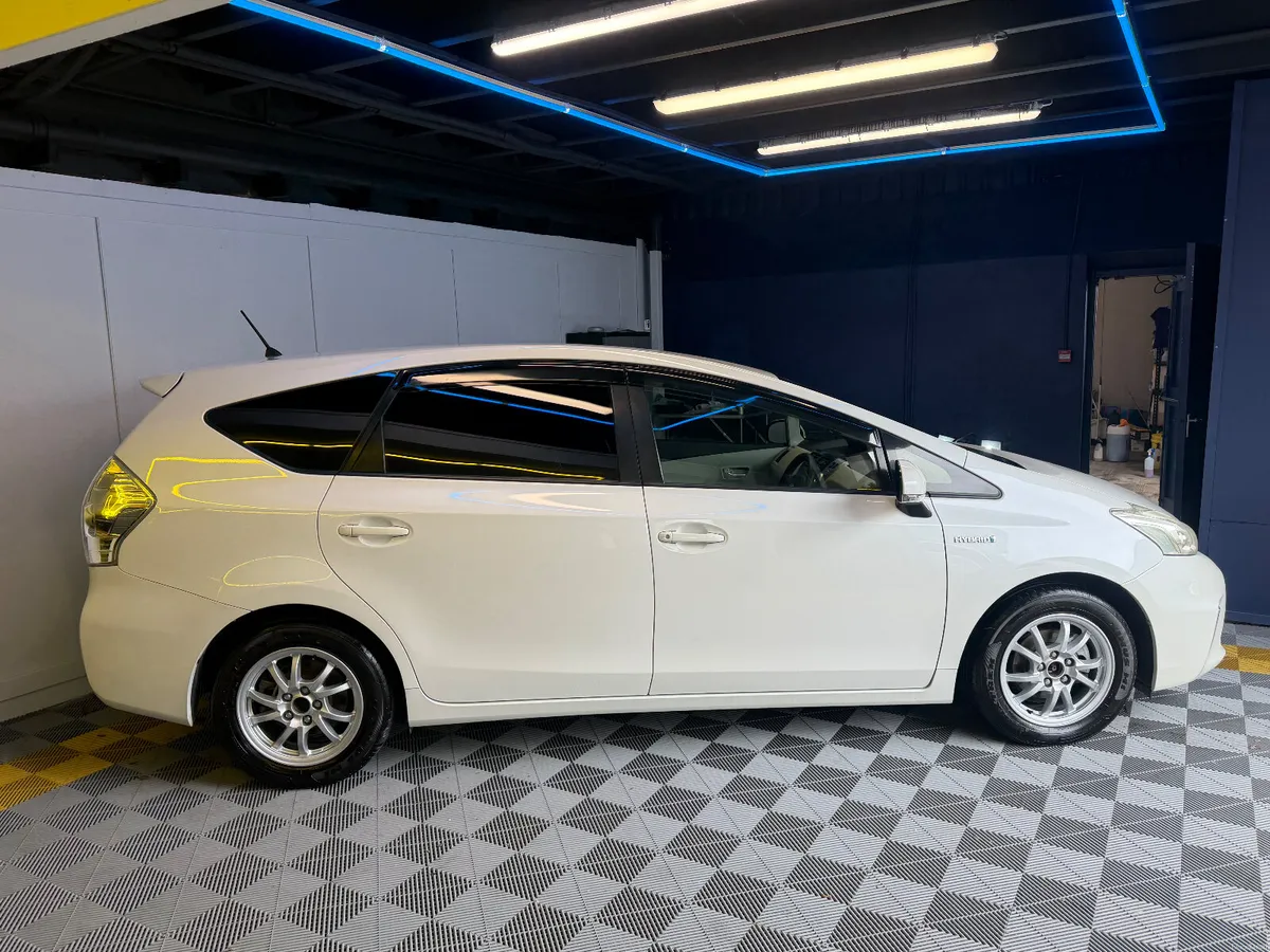 Toyota Prius Alpha Hybrid Low km - Image 3