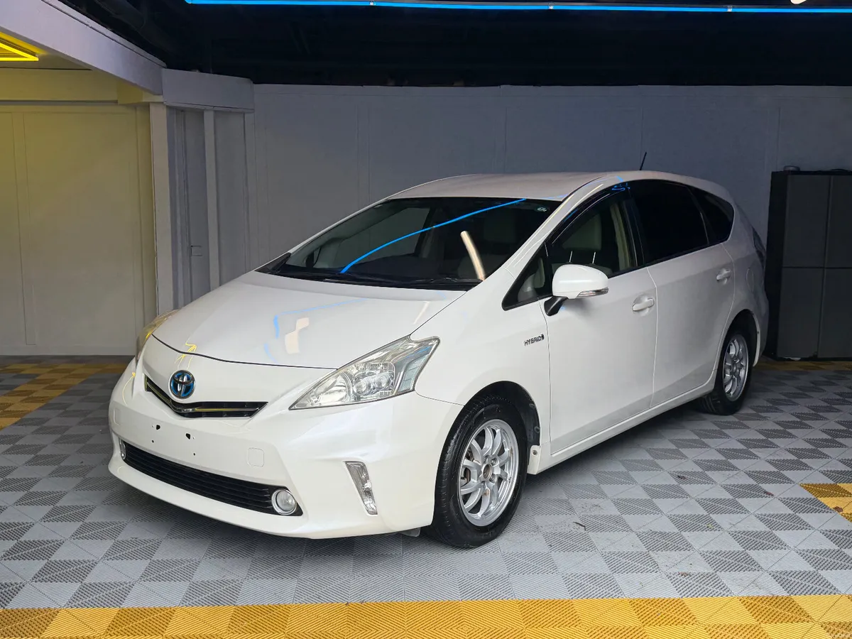 Toyota Prius Alpha Hybrid Low km - Image 6