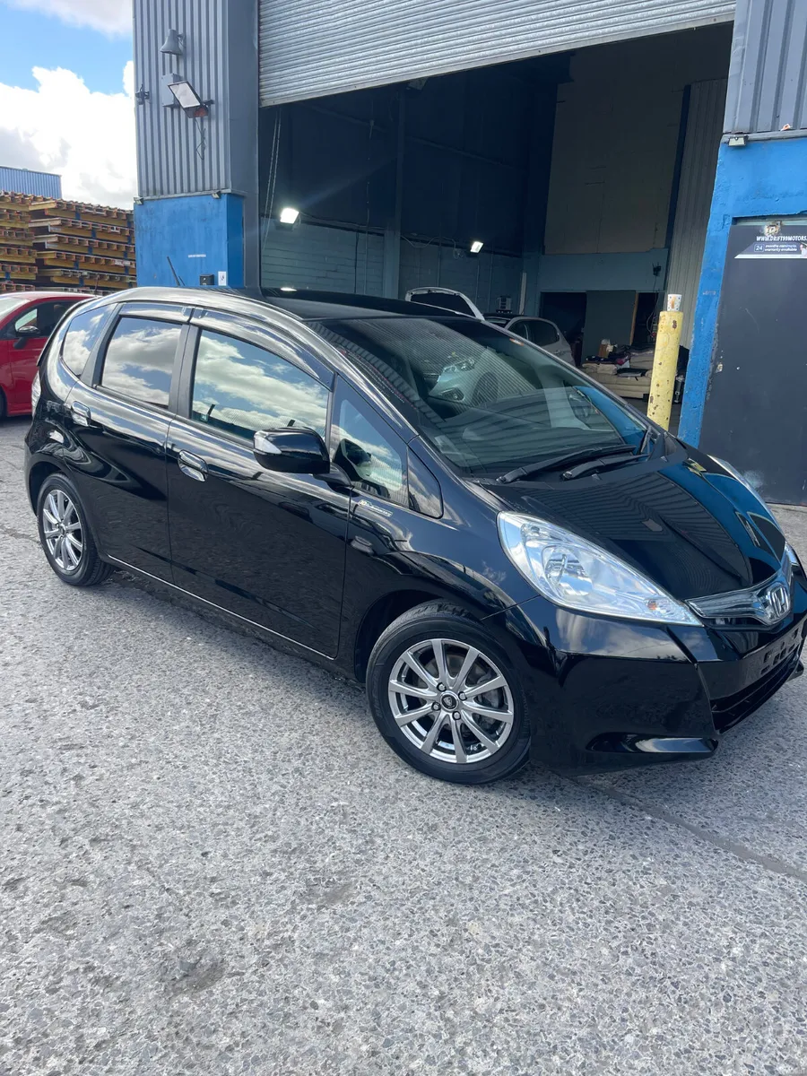 2012 Honda Fit hybrid automatic leather seat - Image 2