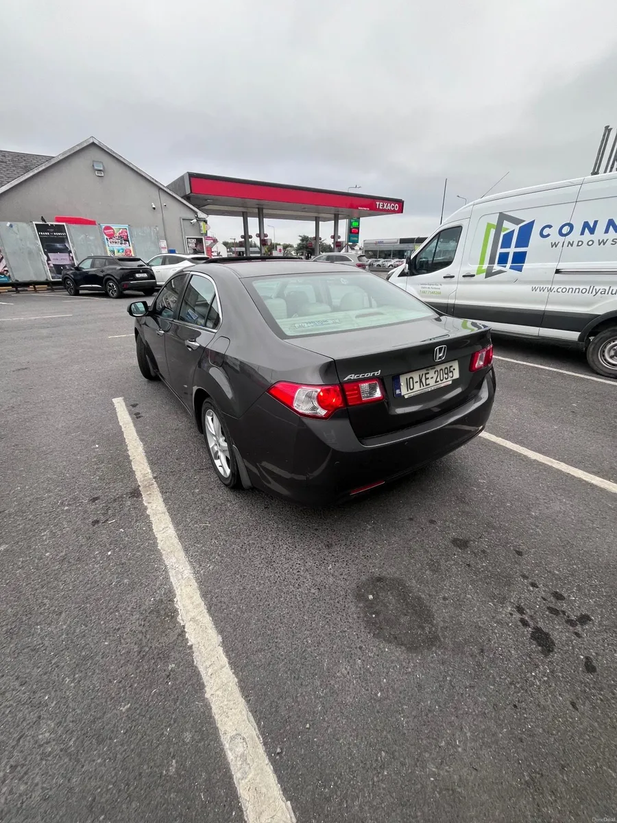 Honda Accord 2010 - Image 4