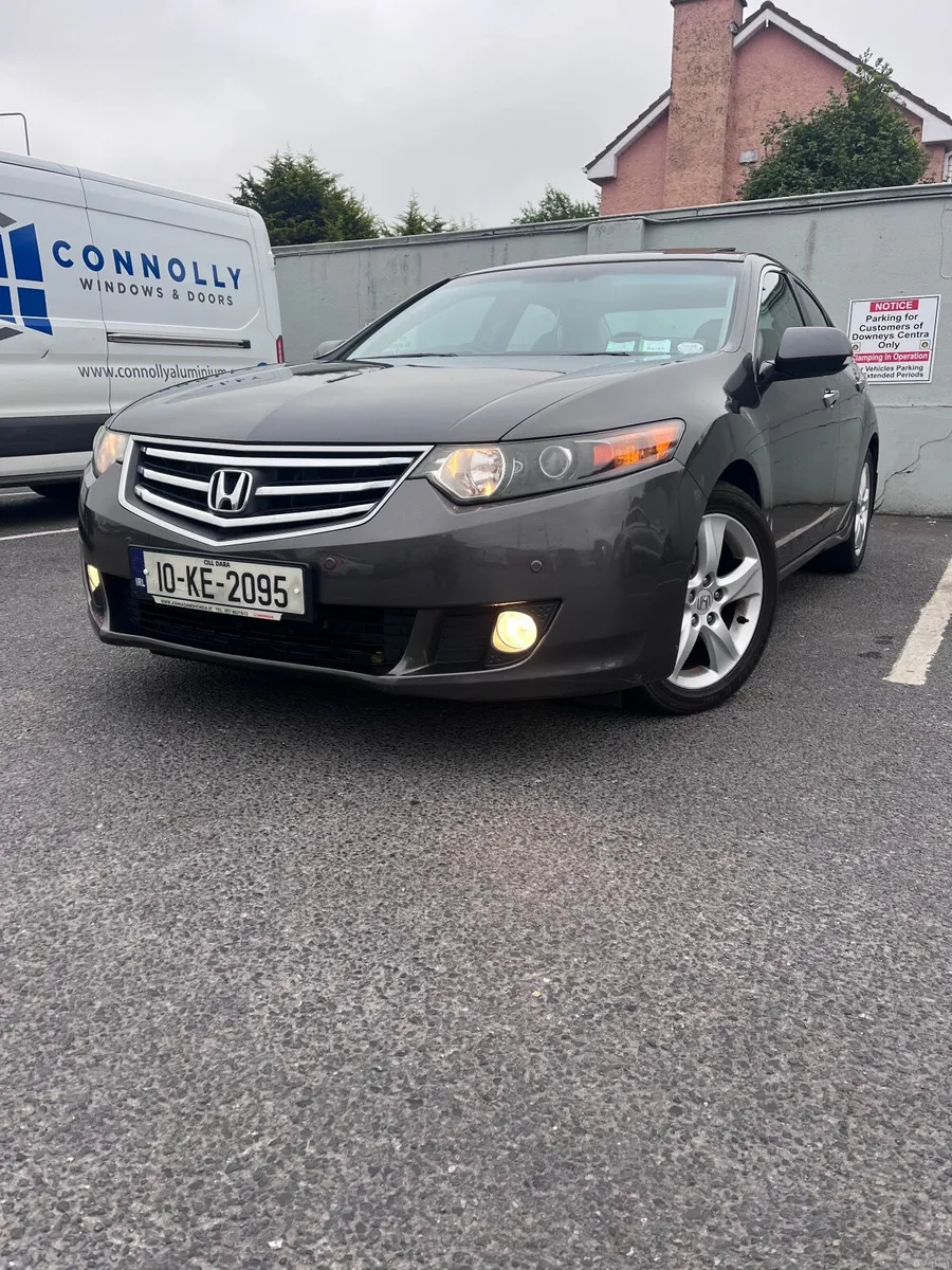 Honda Accord 2010 - Image 2