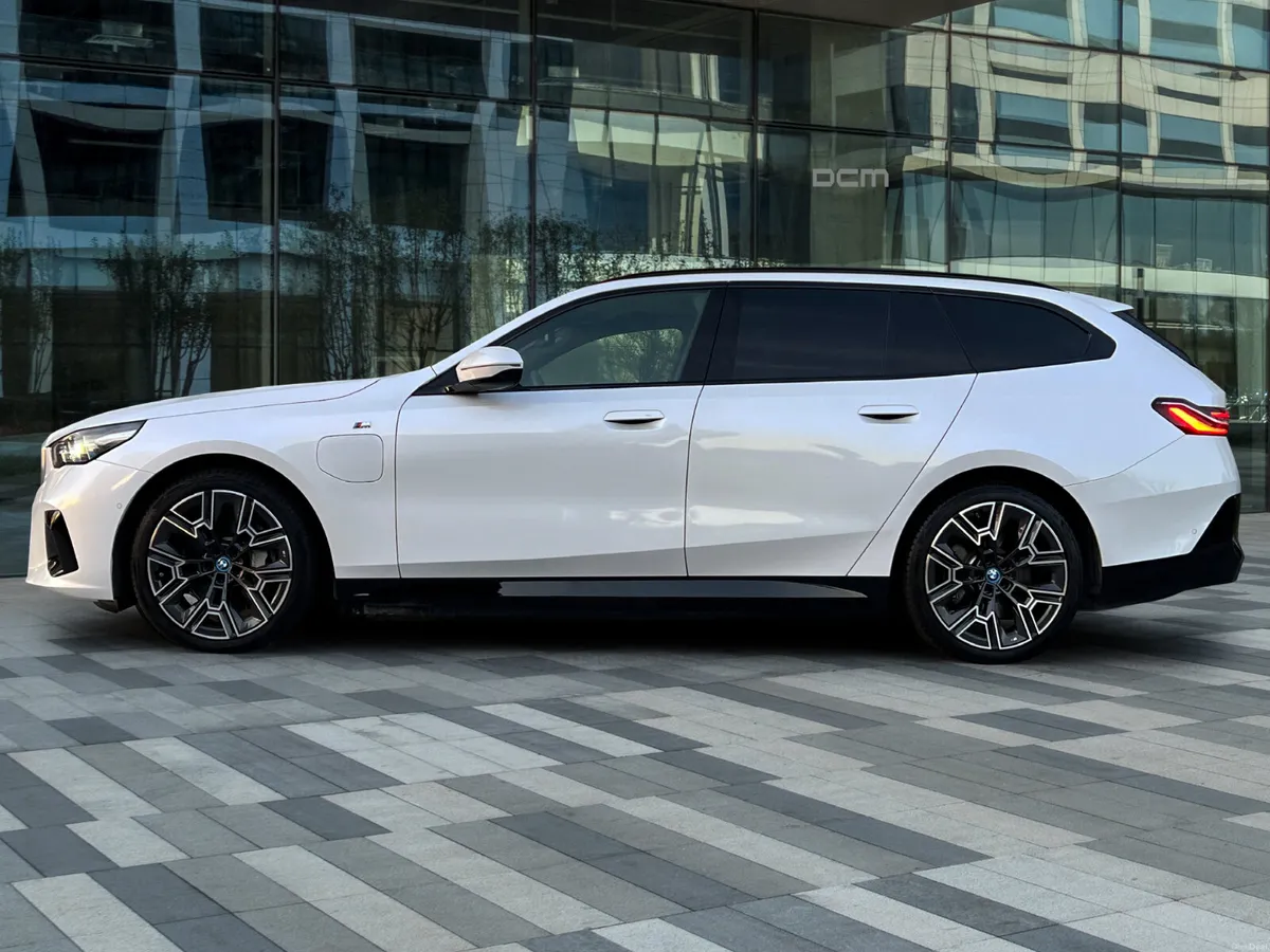 BMW i5 eDrive40 M Sport Touring - Image 4