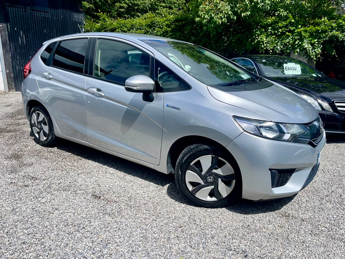 151 Honda Fit Hybrid | Reverse Camera - Image 2