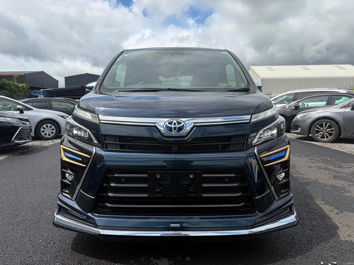 2021 212 Toyota Voxy 1.8 hybrid Automatic 7 Seater - Image 4